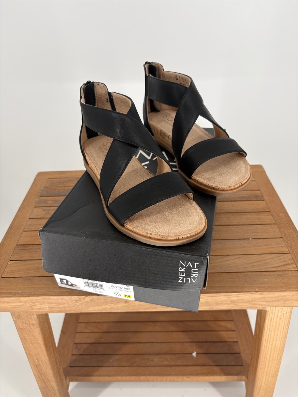New Women’s Naturalizer Cindi Black Crisscross Zip-Back Sandals size 5 1/2